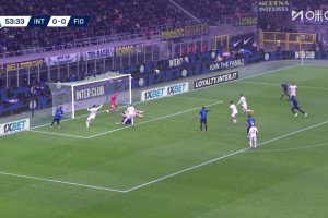 争议！埃斯波西托禁区被拉倒！主裁听取VAR后没有判罚点球！