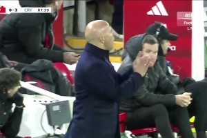 利物浦0-3落后水晶宫！戈麦斯出球被断，皮诺内切兜射破门