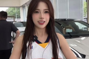 抽象了！一位卖车女主播 通过穿库里球衣奇葩运球吸引流量