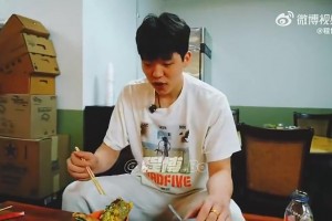 杨瀚森之前吃煎饼果子时想起周琦：我跟我琦哥也是梦幻联动了