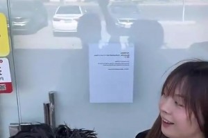 博主此前去看国足世预赛时感叹：世界就是一个巨大的曼联食堂！