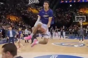 这太恐怖了！2米24的文班亚马居然会玩胯下换手空接暴扣！