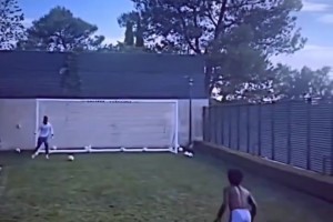 把足球融入生活！镰田大地高中时室内练盘带！