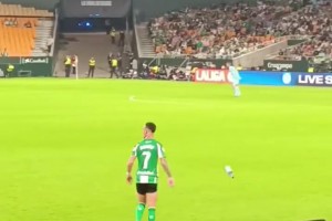 安东尼准备喝水时球队发起进攻，立马扔了水瓶，随后助攻队友破门