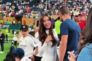 笑容真美！阿诺德漂亮女友场边看台观战，球迷都没心思看球了