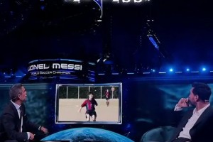梅西在商业论坛上看自己的生涯高光，台下观众喊名字膜拜