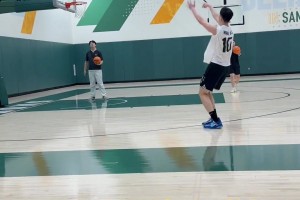 王俊杰晚上加练投篮！这投篮目前中国男篮球员的天花板了吧？