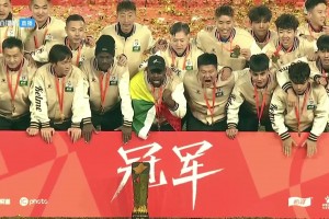 冠军全家福！中甲冠军辽宁铁人全队与奖杯合影留念