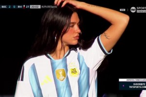 欧美女歌手Lipa现场观看阿根廷超级德比，这都被发现了啊~