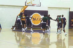 今天相当拉胯！孙铭徽突入内线上篮，结果余嘉豪杀出来一个血帽！