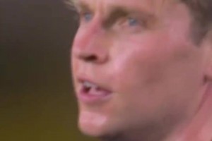 太潇洒了！德容面对逼抢时的摆脱真是从从容容，游刃有余！