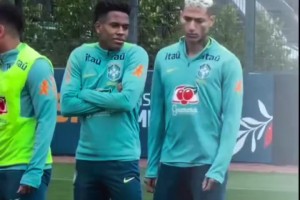 理查利森看着真像铁憨憨，埃斯特旺都要冷死了还给人家掰开胳膊！