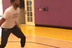 现在都胖成啥样了！浓眉刚到湖人的时候，这个体型多完美啊！