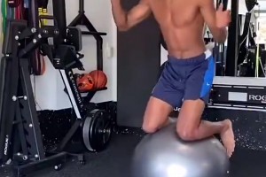 独特的身体天赋！亚历山大做的这个平衡训练，没几个人能完成吧？