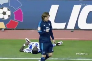 当莫德里奇要求伊斯科不要自私时，伊斯科反驳，拉莫斯让其闭嘴！