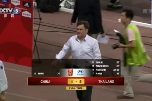 2013年中国男足1-5负于泰国！贺炜解献上最沉痛的结束词！