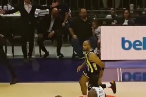 这就是摸头杀吗？湖人旧将霍顿塔克在欧洲上演摸头隔扣！