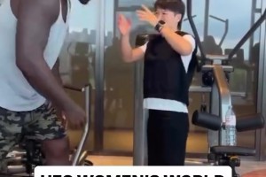 中国力量！张伟丽轻松抱起300多斤的奥尼尔！核心力量太强了！