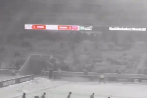 别有一番风味！加拿大的雪中足球！球是真的不滚啊！