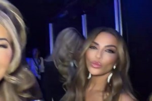 皮蓬前妻与一众闺蜜一起合影，阿姨们都穿得很性感啊