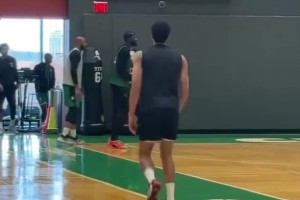 看起来哪里像六个月前断了跟腱的！塔图姆在队内训练蹦蹦跳跳的