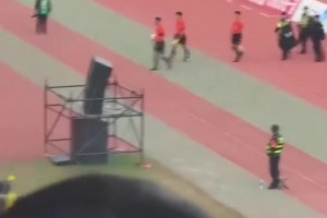 逆天！川超赛后裁判惨遭凉山球员飞踹，这是有多大仇恨！