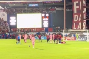 100%是值得的！安保人员始终没忍住，但梅西任意球直挂死角！