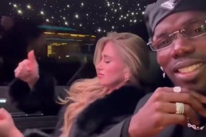 博格巴解禁了也没见他有球踢，还天天带着妹子四处玩耍~