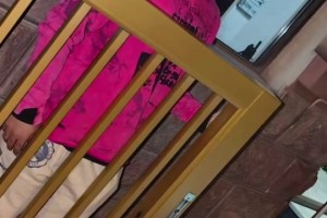 德布劳内拄拐现身更衣室，督战比利时世界杯出线