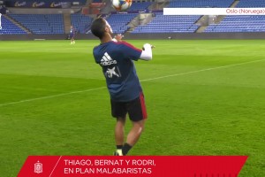 可惜了啊！名场面：梅西一脚精准手术刀直塞，可惜哈维没能打进！