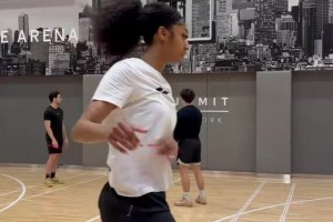 训练中神准啊WNBA球星安吉尔·里斯休赛期猛练三分远投~