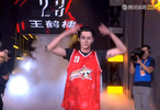 王鹤棣身穿23号红色球衣首开纪录