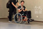 邓超坐轮椅参加电影宣传