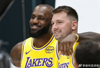 湖人双巨头合拍定妆照出炉！东契奇完美减重36斤，詹皇咧嘴微笑