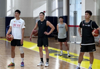 一下错乱了，赵睿在广东男篮训练基地身穿首钢训练背心