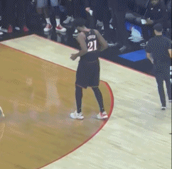 先别高兴还没赢呢！恩比德得知巴恩斯6犯离场后摇头晃脑跳起恰恰